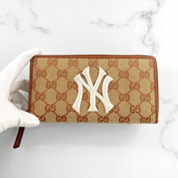NWT authentic Gucci New York Yankees patch™ Cluthch In brown wallet - Picture 1 of 4